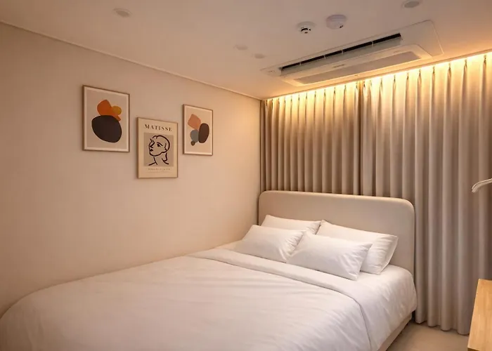 신규!홍대입구역5분,무료주차,elevator,인천공항직행50분, 강남역30분,홍대거리 *